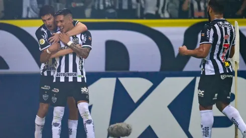 Zaracho comemora com os companheiros o gol marcado diante do Grêmio (Foto: Getty Images)