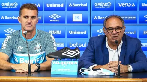 Foto: Lucas Uebel/Grêmio/Divulgação - Mancini e Dênis Abrahão: dirigente reclamou do vazamento de informações