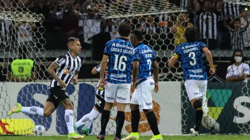 Gol de Eduardo Vargas seria irregular na visão de comentarista de arbitragem
