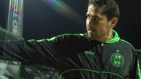 Foto:Robson Mafra/AGIF - Gustavo Morínigo saúda a galera Alviverde durante partida contra o Operário no estádio Couto Pereira