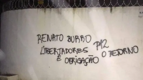 Pichação foi feita na madrugada desta quinta-feira, 04 | Crédito: Reprodução Twitter