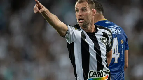 Foto: Jorge Rodrigues/AGIF – Carli exaltou a qualidade do elenco do Botafogo