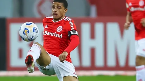 Foto: Pedro H. Tesch/AGIF – Taison deve retornar ao time titular no gre-Nal, mas Moisés ainda é dúvida