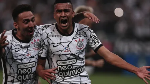 Cantillo comemora com Gustavo Mosquito o gol marcado contra o Fortaleza (Foto: Ettore Chiereguini/AGIF)