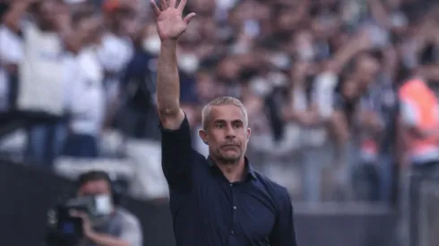 Foto: (Ettore Chiereguini/AGIF) – Sylvinho tem sido contestado no Corinthians