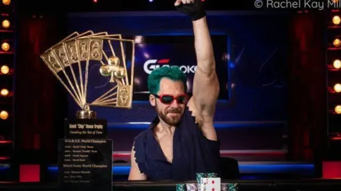 Dan Cates recebeu o primeiro bracelete e um belo trófeu (Foto: Rachel Kay Miller/PokerNews)