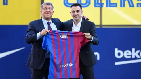Xavi foi apresentado no Camp Nou junto de Joan Laporta (Getty Images)
