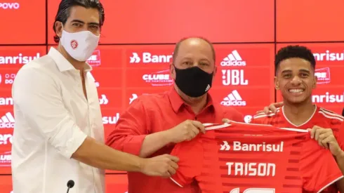 Foto: Ricardo Duarte/Internacional/Divulgação – Bracks, Barcellos e Taison: camisa 10 conversa com a direção sobre reforços