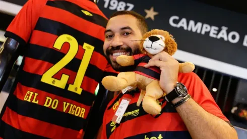 Foto: Anderson Stevens/Sport Club do Recife - Gil do Vigor ganhou camisa personalizada e externou seu amor pelo Sport