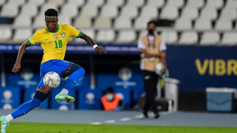 Vinicius Junior pela seleção brasileira (Foto: Thiago Ribeiro/AGIF)