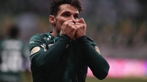 Foto: Ettore Chiereguini/AGIF - Veiga cita emoção em empatar com Valdívia na artilharia do Palmeiras