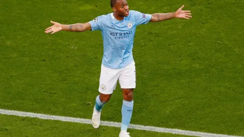 Foto: Susan Vera – Pool/Getty Images | Sterling fica em 2º plano no Barcelona