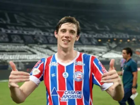 Conti mostra ao público imagem com o ponto de contato seu corpo com a bola em pênalti marcado para o Flamengo