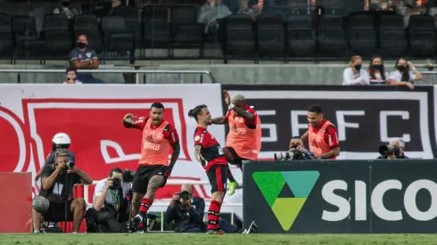 Michael marca duas vezes, dá uma assistência e se destaca na vitória do Flamengo, por 4 a 0, sobre o São Paulo (Foto: Guilherme Drovas/AGIF)