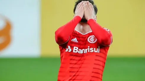 Maurício com a camisa do Internacional (Foto: Pedro H. Tesch/AGIF)