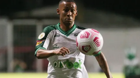 Ademir acredita que o América-MG pode sonhar grande (Foto: Fernando Moreno/AGIF)