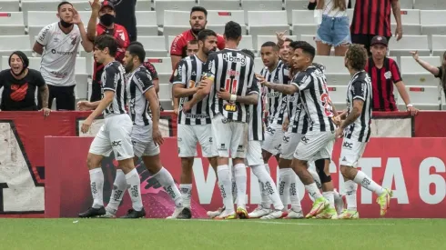 Com gol de Zaracho, Galo vence o Furacão (Foto: Robson Mafra/AGIF)