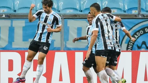 Jogadores do Grêmio comemoram gol contra o RB Bragantino (Foto: Pedro H. Tesch/AGIF)