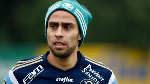 Foto: Daniel Vorley/AGIF – Médico falou que o meia chegou a ser liberado do treino por ter consumido bebiba alcoolica