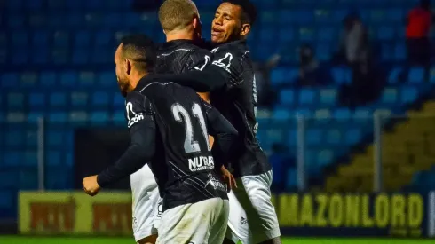R.Pierre/AGIF - Léo Naldi jogador do Ponte Preta comemora seu gol durante partida contra o Avaí no estádio Ressacada pelo campeonato Brasileiro B 2021