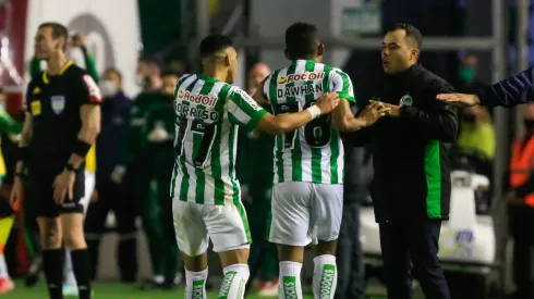 Luiz Erbes/AGIF/ Jair Ventura com os jogadores do Juventude.