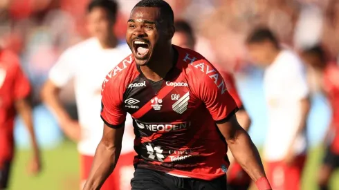 Nikão comemora o golaço marcado em Montevidéu (Foto: Getty Images)