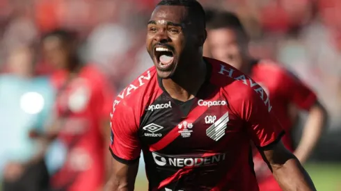 Foto: (FocoUy/AGIF) - Nikão foi o cara do Athletico na final da Copa Sul-Americana