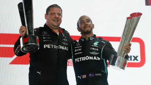 Hamad I Mohammed - Pool/Getty Images - Hamilton vence e embola mundial de pilots e construtores