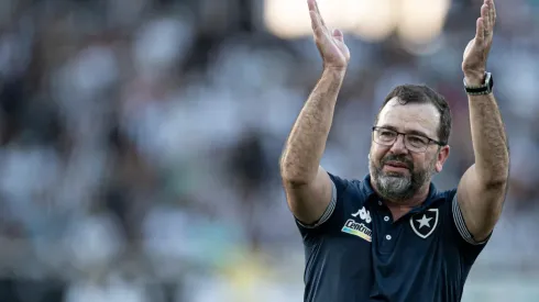 Enderson Moreira enalteceu todos que compraram seu trabalho no comando do Botafogo (Foto: Jorge Rodrigues/AGIF)