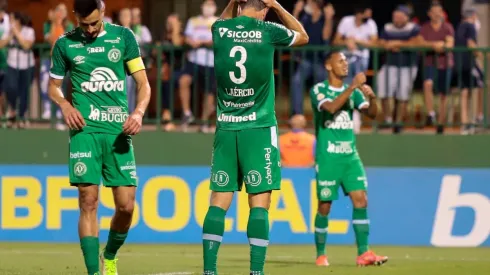 Dinho Zanotto/AGIF - Jogadores da Chape em derrota para o Grêmio