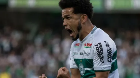 Foto: Robson Mafra/AGIF – Rafinha: tem contrato com o Coxa até o fim da próxima temporada