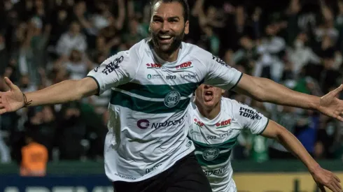 Foto: Robson Mafra/AGIF – Léo Gamalho: deseja permanecer no Coxa