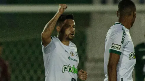 Foto: Diogo Reis/AGIF | Élvis marcou de falta o primeiro gol do Goiás