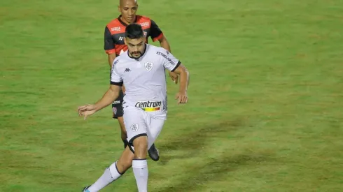 Foto: Jhony Pinho/AGIF/ Botafogo segue interessado em continuar com jogador emprestado do Criciúma; atleta tem futuro indefinido para 2022.