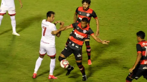 Jhony Pinho/AGIF - Gabriel Bispo disputa bola com rival em jogo do Vitória.