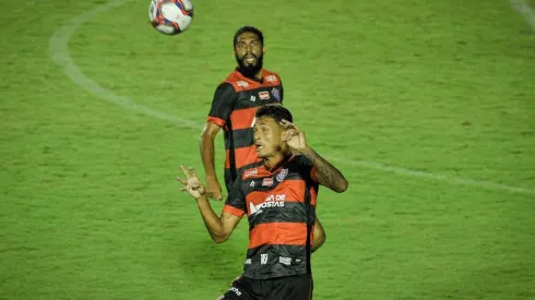 Jhony Pinho/AGIF - Jogadores do Vitória em jogo da Série B.