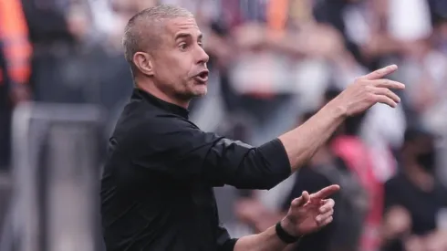 Sylvinho ainda não conta com Willian 100% (Foto: Ettore Chiereguini/AGIF)