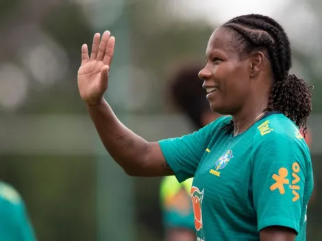 Antes de partida de despedida, Formiga recebe homenagem de astros do futebol mundial