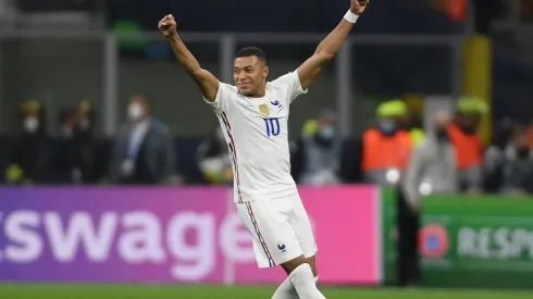 Foto: (Mike Hewitt/Getty Images) - O Real Madrid continua acompanhando a situação contratual de Mbappé no PSG