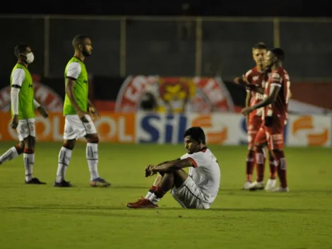 Treinador do Vitória lamenta rebaixamento, diz que quer seguir e "cutuca" diretoria