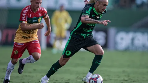 Foto: Heber Gomes/AGIF | O Goiás não teve vida fácil para conquistar o ponto que garantiu a vice-liderança