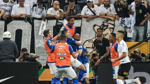 Foto Getty Images - Cruzeiro festeja a Copa do Brasil contra o Corinthians, no estádio do rival.