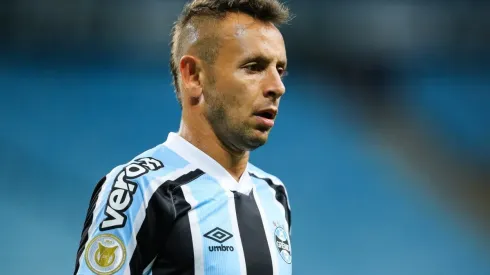 Foto: Pedro H. Tesch/AGIF - Rafinha está praticamente rebaixado com o Grêmio e não interessa ao Coritiba