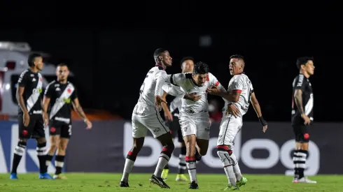 Thiago Ribeiro/AGIF - Marcinho jogador do Vitoria comemora seu gol com jogadores do seu time durante partida contra o Vasco