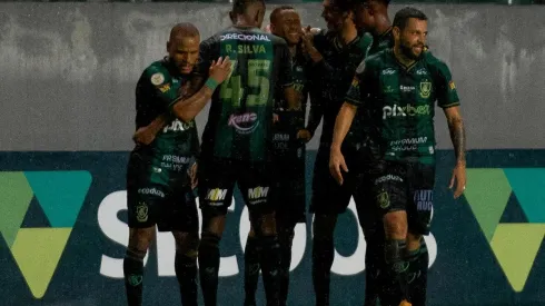 Alessandra Torres/AGIF - Jogadores do Coelho comemorando gol no Independência.