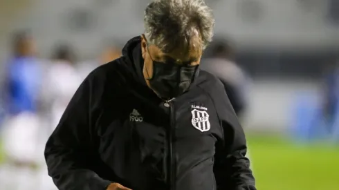 Gilson Kleina, técnico da Ponte Preta (Foto: Rogério Capela/AGIF)