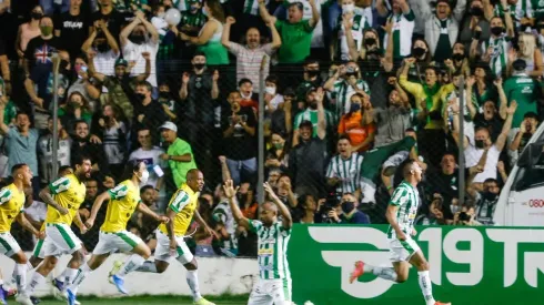 Foto: Luiz Erbes/AGIF/ Jogadores comemorando o gol com a torcida do Juventude