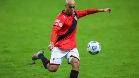 Dudu, lateral do Atlético-GO (Foto: Pedro H. Tesch/AGIF)