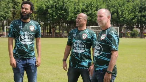 Sérgio Soares com a sua comissão no CT da Portuguesa (Foto: Dorival Rosa/Portuguesa)