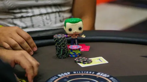Boneco do Coringa como protetor de cartas (Foto: BSOP)